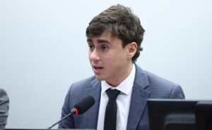 Nikolas Ferreira enfrenta ação que pode resultar em cassação do mandato após decisão da Justiça Eleitoral