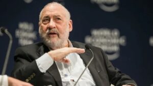 Prêmio Nobel de Economia critica plano de Flávio Bolsonaro e alerta para risco de recessão