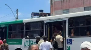 Deficit de ônibus prejudica votação em várias cidades do Brasil no segundo turno das eleições