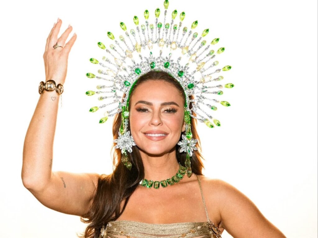 Paolla Oliveira é coroada rainha de bateria da Imperatriz Leopoldinense