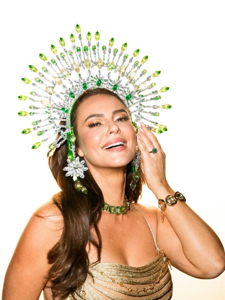 Paolla Oliveira é coroada rainha de bateria da Imperatriz Leopoldinense