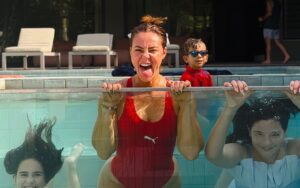Paolla Oliveira encanta na piscina: atriz de 44 anos posa de maiô em dia de lazer com a família