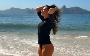Paolla Oliveira exibe corpo sarado em fotos de praia e encanta a galera