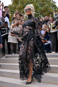Paris e Nicky Hilton arrasam em rara aparição na Semana de Moda de Paris
