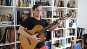 Paulo Miklos abre as portas de mansão no Morumbi com piano de 1887