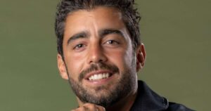 Pedro Scooby é processado por ex-funcionária por dívida milionária