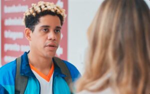 Por Você: Peixe estreia no hospital como assessor de Vanessa
