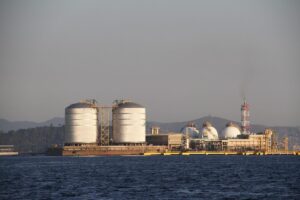 Preço do petróleo dispara 5% com ameaça de ataques dos EUA ao Irã e furacão no Golfo do México