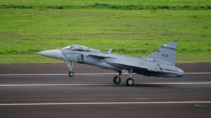 Primeiro caça Gripen produzido no Brasil realiza voo inaugural com sucesso