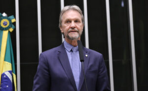 Bancada do PT propõe criminalizar discriminação política no trabalho