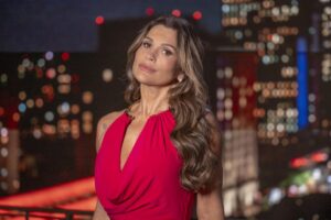 Em ‘Quem Ama Cuida’, Fábia vive romance inusitado com Ademir e Flávia Alessandra aprova a dupla
