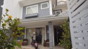 Campeã olímpica Rafaela Silva realiza sonho: tem casa nova com sala exclusiva para troféus