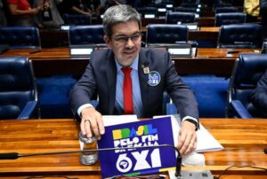 Randolfe cobra presença de Flávio Bolsonaro na votação do fim da escala 6×1