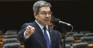 Randolfe apresenta projeto para obrigar candidatos a abrir sigilos bancário e telefônico