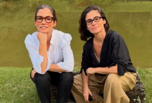 Renata Vasconcellos posa com irmã gêmea e impressiona seguidores