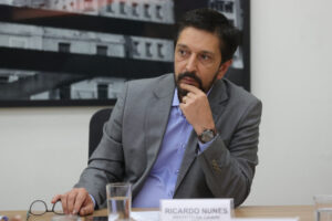 Prefeito Ricardo Nunes acusado de pressionar servidores para apoiar Flávio Bolsonaro