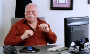 Richard Riehle, ator de ‘Como Enlouquecer seu Chefe’, morre aos 78 anos