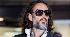 Russell Brand comparece ao julgamento por acusações de estupro em Londres