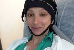 Sabrina Parlatore celebra 11 anos livre do câncer de mama e inspira multidão: ‘É preciso vencer esse medo’