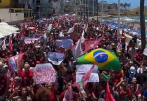 Multidão de 30 Mil Pessoas Volta às Ruas de Salvador em Defesa da Democracia e de Lula