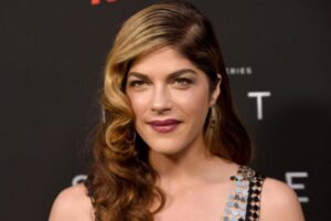 Selma Blair, de ‘Legalmente Loira’, é presa após agressão em voo da Delta