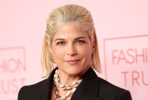 Selma Blair detida após agressão em voo de Los Angeles a Nova York