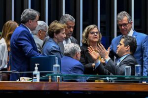 Senado marca votação para quarta (14) sobre fim da escala 6×1; Flávio Bolsonaro tenta barrar