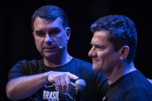 Sergio Moro defende fuga de Flávio Bolsonaro aos EUA: ‘Compreensível’