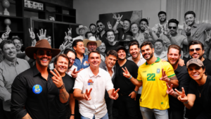 Sertanejos apoiadores de Flávio Bolsonaro acumulam R$ 620 milhões em contratos sem licitação