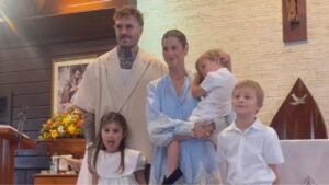 Shantal e Mateus Verdelho batizam os três filhos em cerimônia especial
