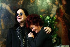 Sharon Osbourne visita túmulo de Ozzy todos os dias e faz desabafo emocionante
