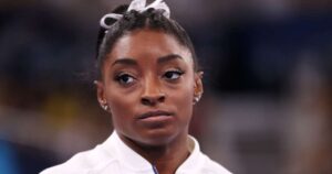 Simone Biles revela diagnóstico de doença crônica no couro cabeludo aos 29 anos