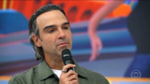 Tadeu Schmidt se emociona ao relembrar morte do irmão Oscar no ‘Em Família com Eliana’