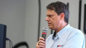 Tarcísio politiza incêndios na Amazônia contra Lula em postagens estilo filme de ação