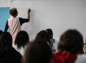 Gestão Tarcísio exonera professoras usando regra que vem desde a ditadura em São Paulo