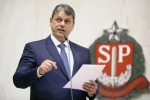 Tarcísio de Freitas é reeleito governador de São Paulo no primeiro turno, aponta Datafolha
