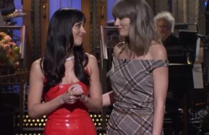 Taylor Swift pula no palco do SNL para surpreender Dakota Johnson: ‘Você é minha terapeuta’
