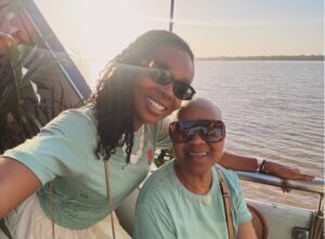 Mãe de Thelma Assis passa mal no Círio de Nazaré e é levada de ambulância ao hospital