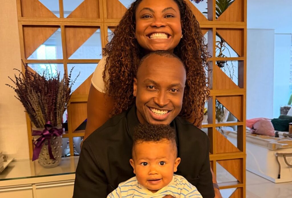 Thiaguinho posa com irmã e filho: momento encantador da família reunida
