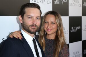 Tobey Maguire é celebrante do casamento da ex-mulher com bilionário