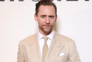 Tom Hiddleston faz raríssimos comentários sobre paternidade e emociona fãs da Marvel