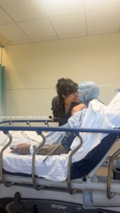 Travis Barker é hospitalizado e recebe visita carinhosa de Kourtney Kardashian