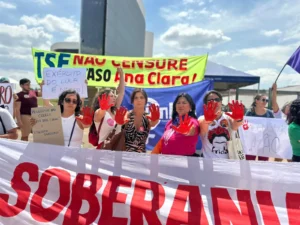 Manifestantes protestam contra censura do TSE nas redes sociais sobre o caso Ana Clara