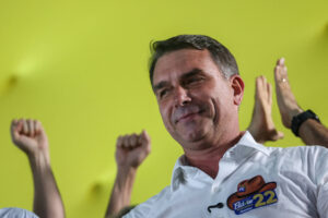 TSE privilegia Flávio Bolsonaro com decisões rápidas enquanto bloqueia Lula, aponta análise