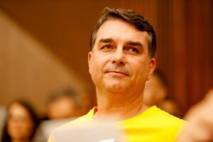 TSE pede esclarecimentos antes de analisar pedidos de Flávio contra Lula e Janones