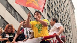 Estudantes se mobilizam nas ruas para evitar retrocesso e apoiar reeleição de Lula