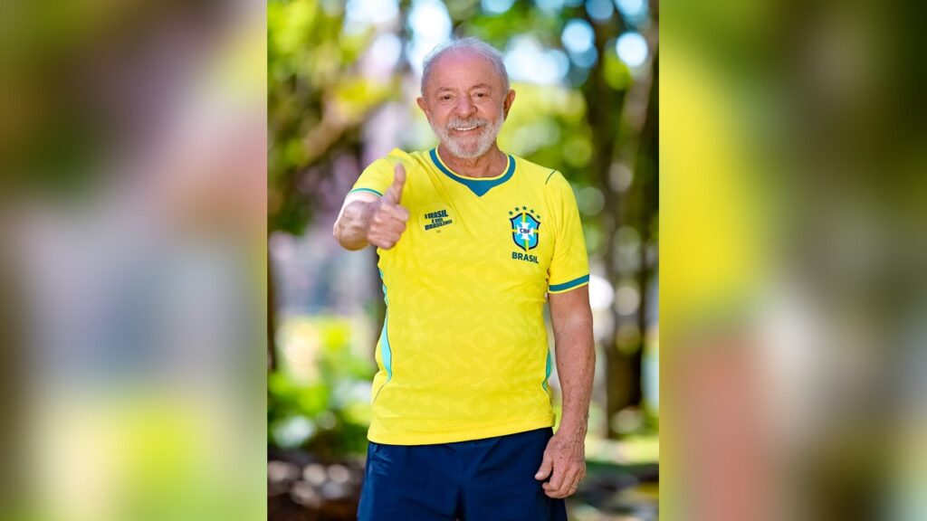 Lula veste a camisa da Seleção Brasileira e faz sinal de positivo