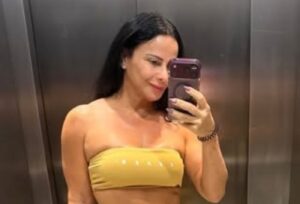 Viviane Araujo exibe barriga trincada em look fitness aos 51 anos e dispara sensualidade