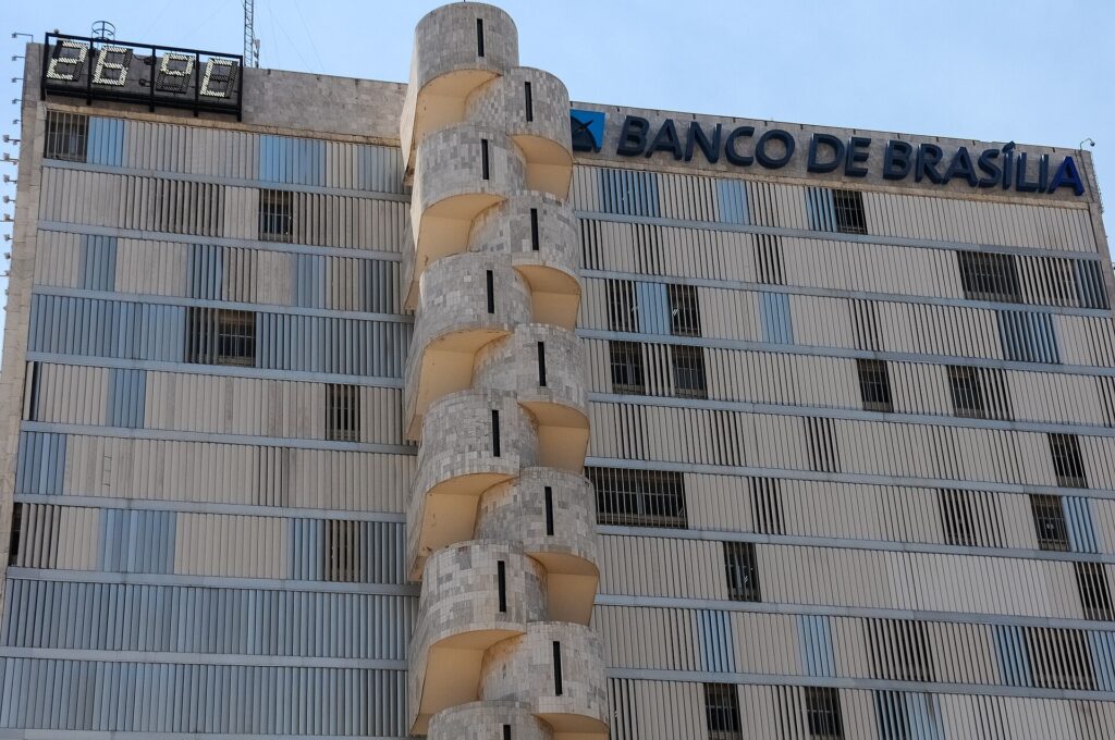 Fachada do edifício sede do Banco de Brasília, o BRB