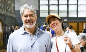 William Bonner vota ao lado da esposa Natasha Dantas no segundo turno